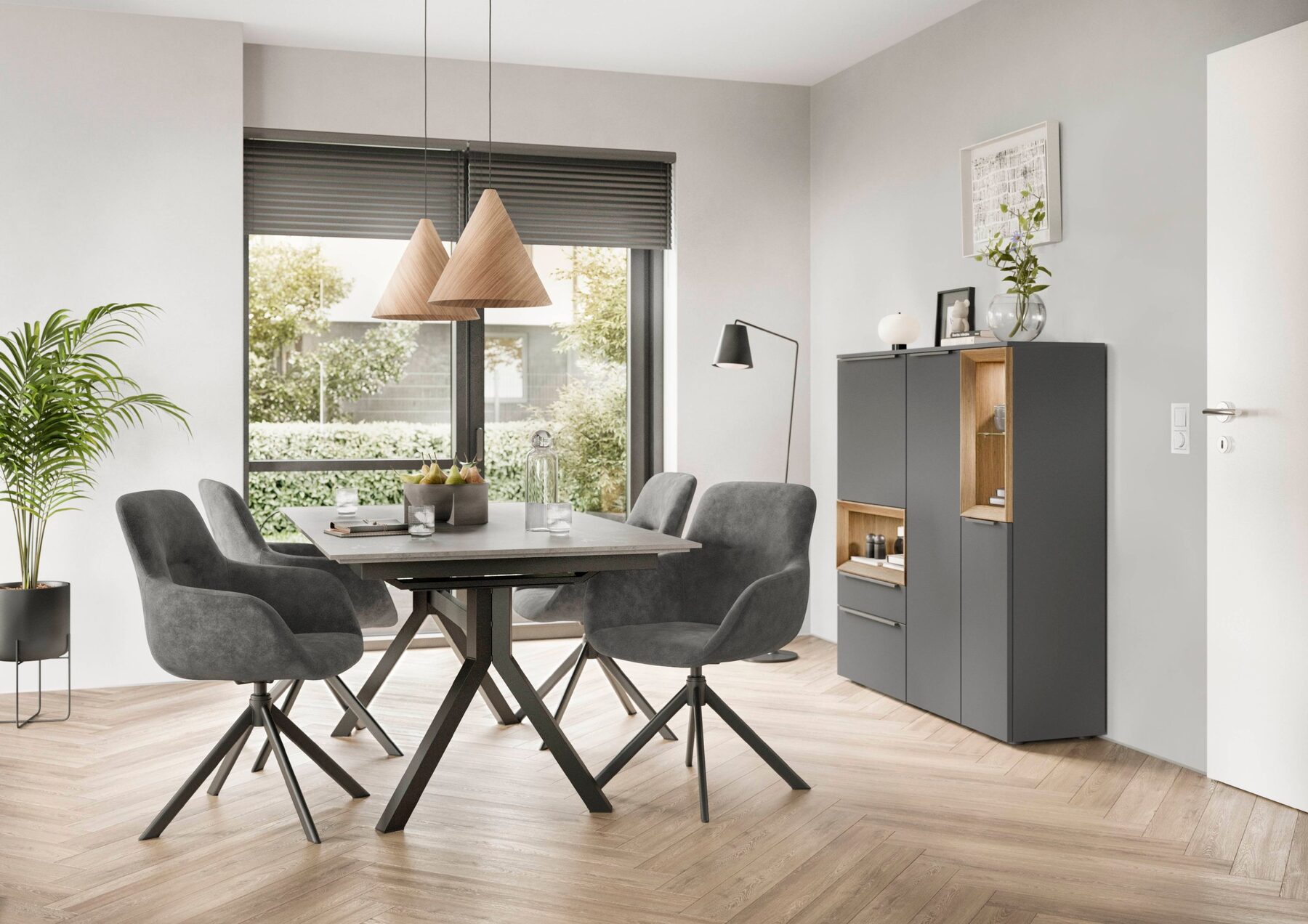 Essbereich mit rundem Tisch, Polsterstühlen und Sideboard