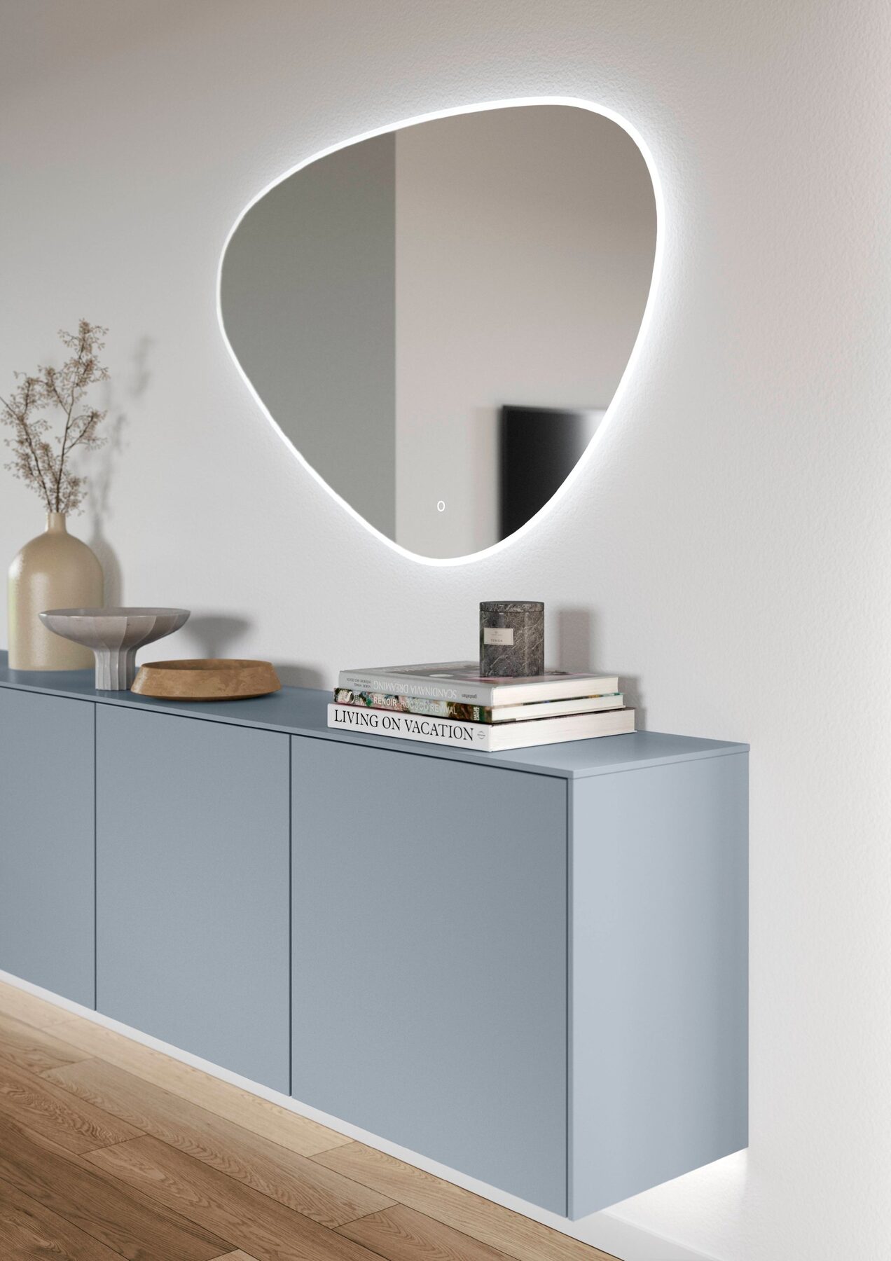 Hellblaues Sideboard mit organisch geformtem Spiegel