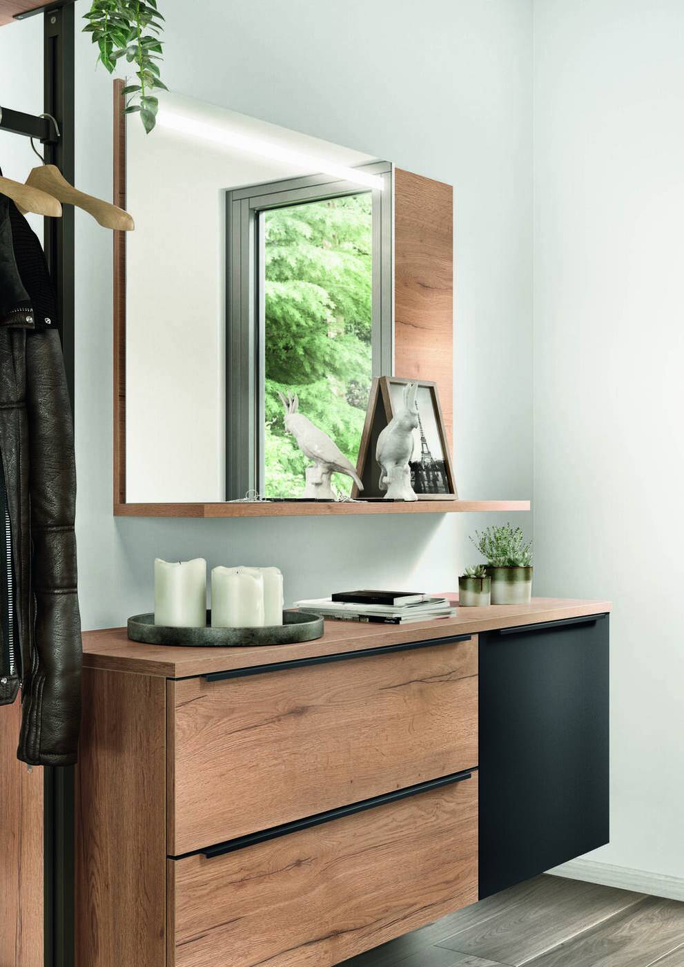 Hochschrank in Eiche vor hellblauer Wand mit Sitzbereich